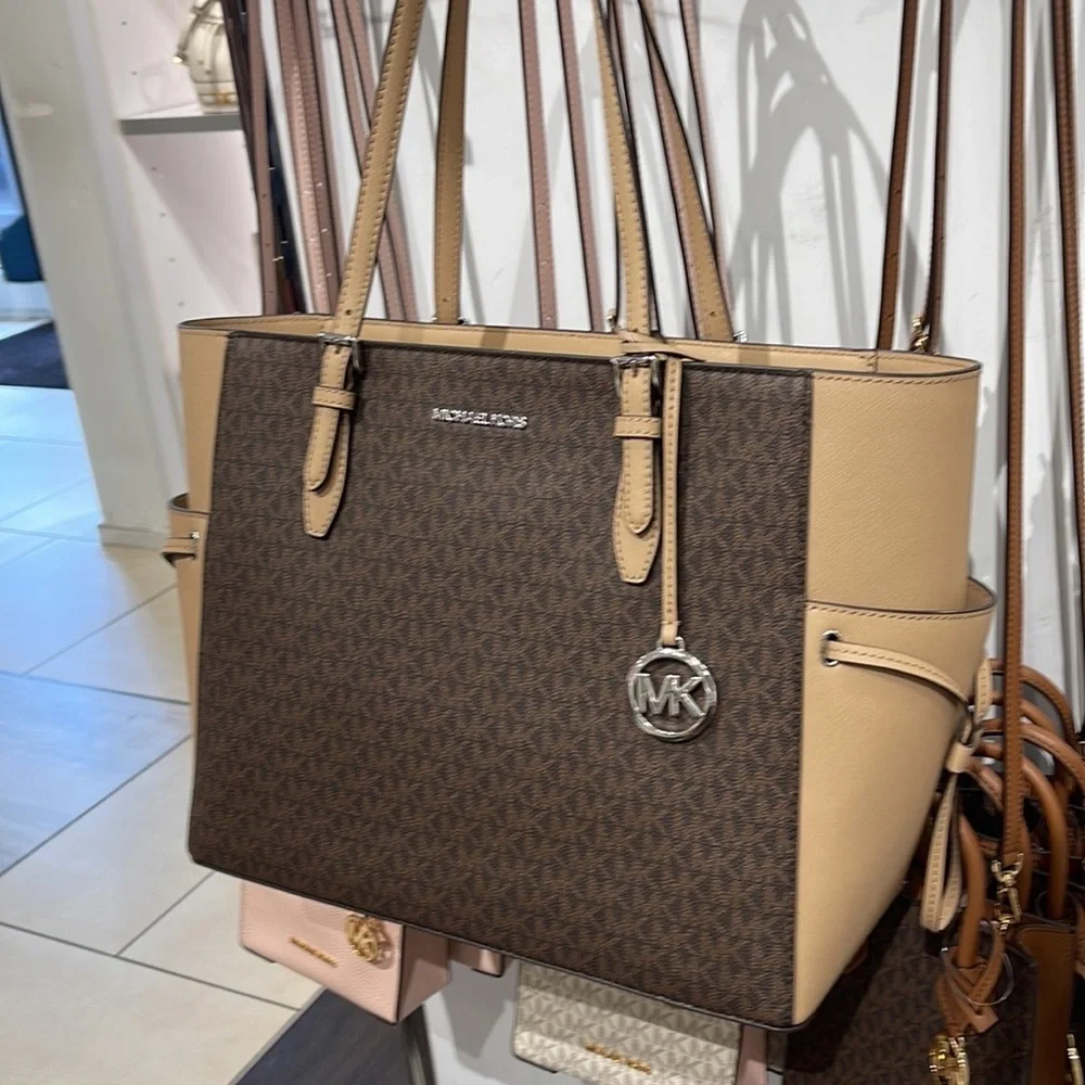 MICHAEL KORS GILLY LARGE DRAWSTRING TRAVEL TOTE SIGNATURE Camel NWT